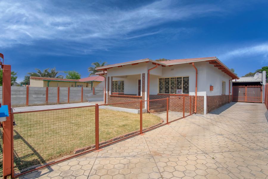 Maison résidentielle de plain-pied avec garage