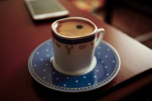 Bezpłatne Ceramiczny Kubek Wypełniony Kawą Zdjęcie z galerii