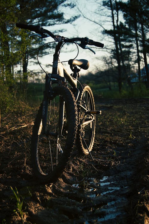 arazi, balçık, bisiklet içeren Ücretsiz stok fotoğraf