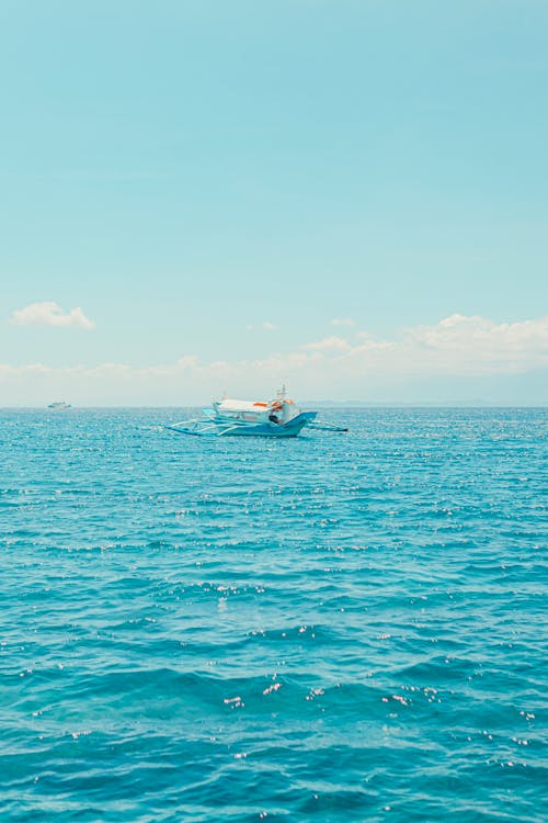 A boat in the ocean with blue sky