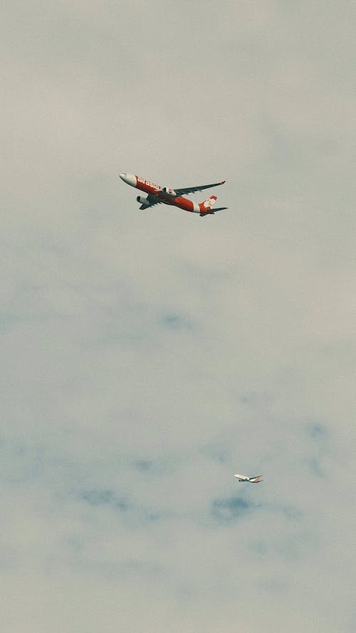Foto profissional grátis de aeronaves, airasia, céu nublado