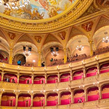 Stunning view of the ornate interior of the Hungarian State Opera House in Budapest, showcasing rich architectural details.（イメージ）