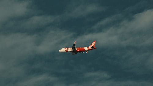 Foto profissional grátis de airasia, céu, companhia aérea