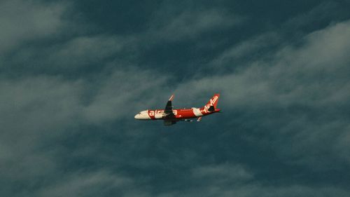 Free Commercial airplane in the sky, showcasing travel and aviation. Stock Photo