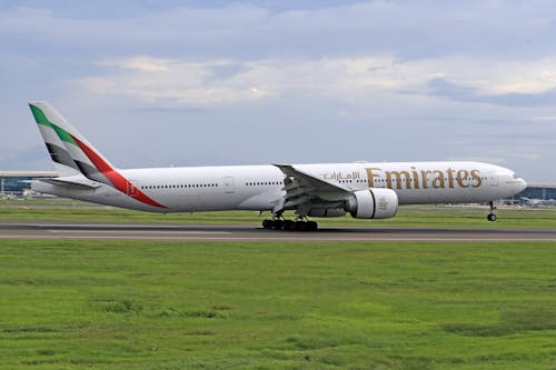 Emirates a380-800, flight no ek531, landing at dubai international airport