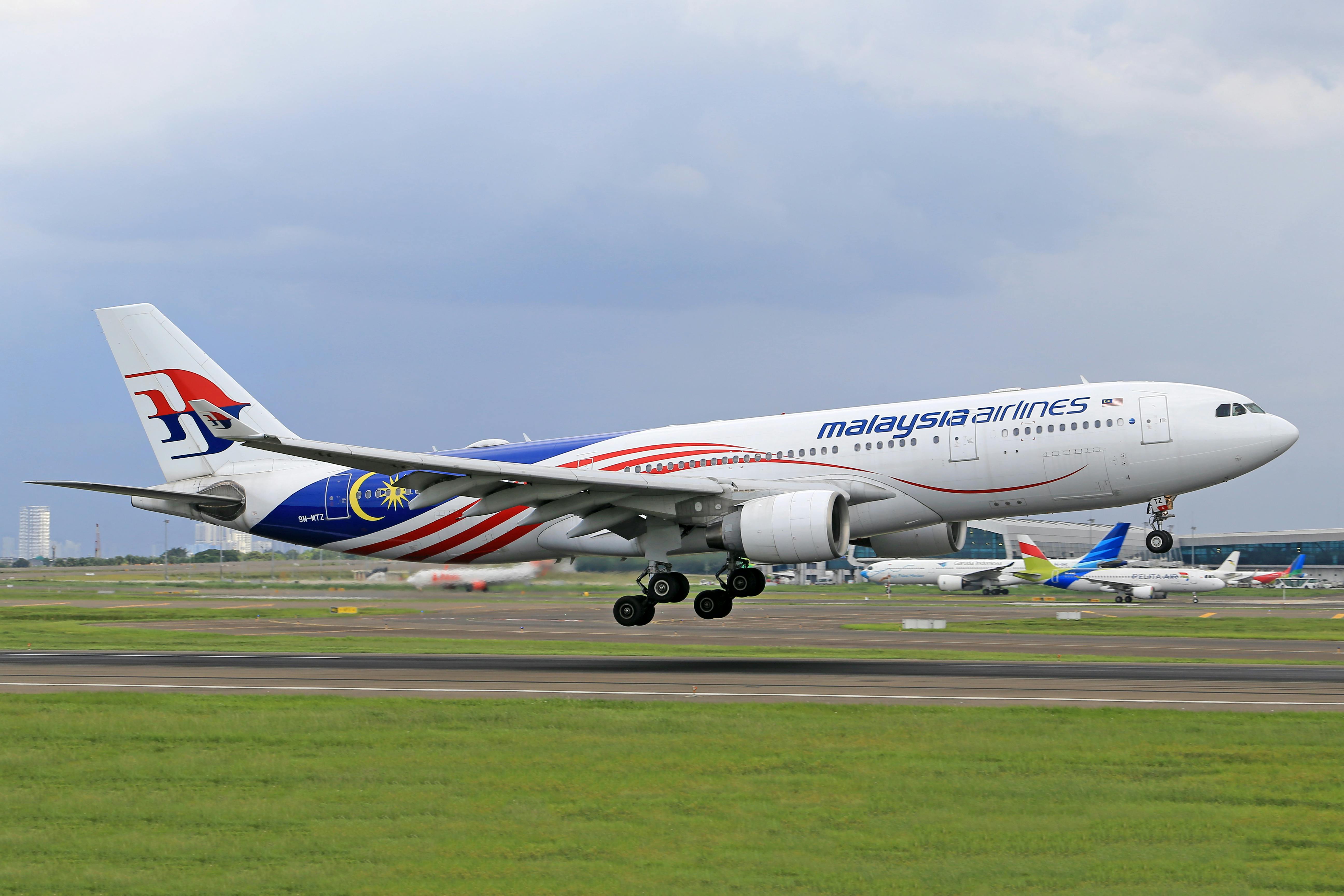 Man accumulated 1.2 million airline miles in most unusual way after exchanging 12,000 cups of chocolate pudding — Photo by Je