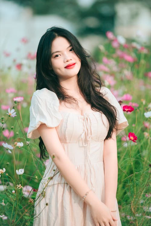 Gratis stockfoto met Aziatische vrouw, bloemen, fotomodel