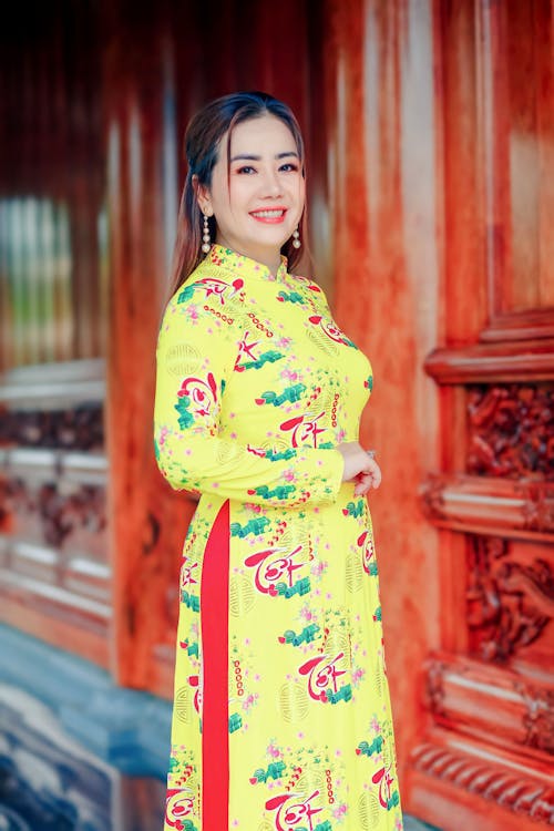 Gratis lagerfoto af asiatisk kvinde, elegance, gul kjole
