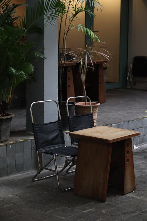 Foto profissional grátis de cadeiras, calçamento, de madeira