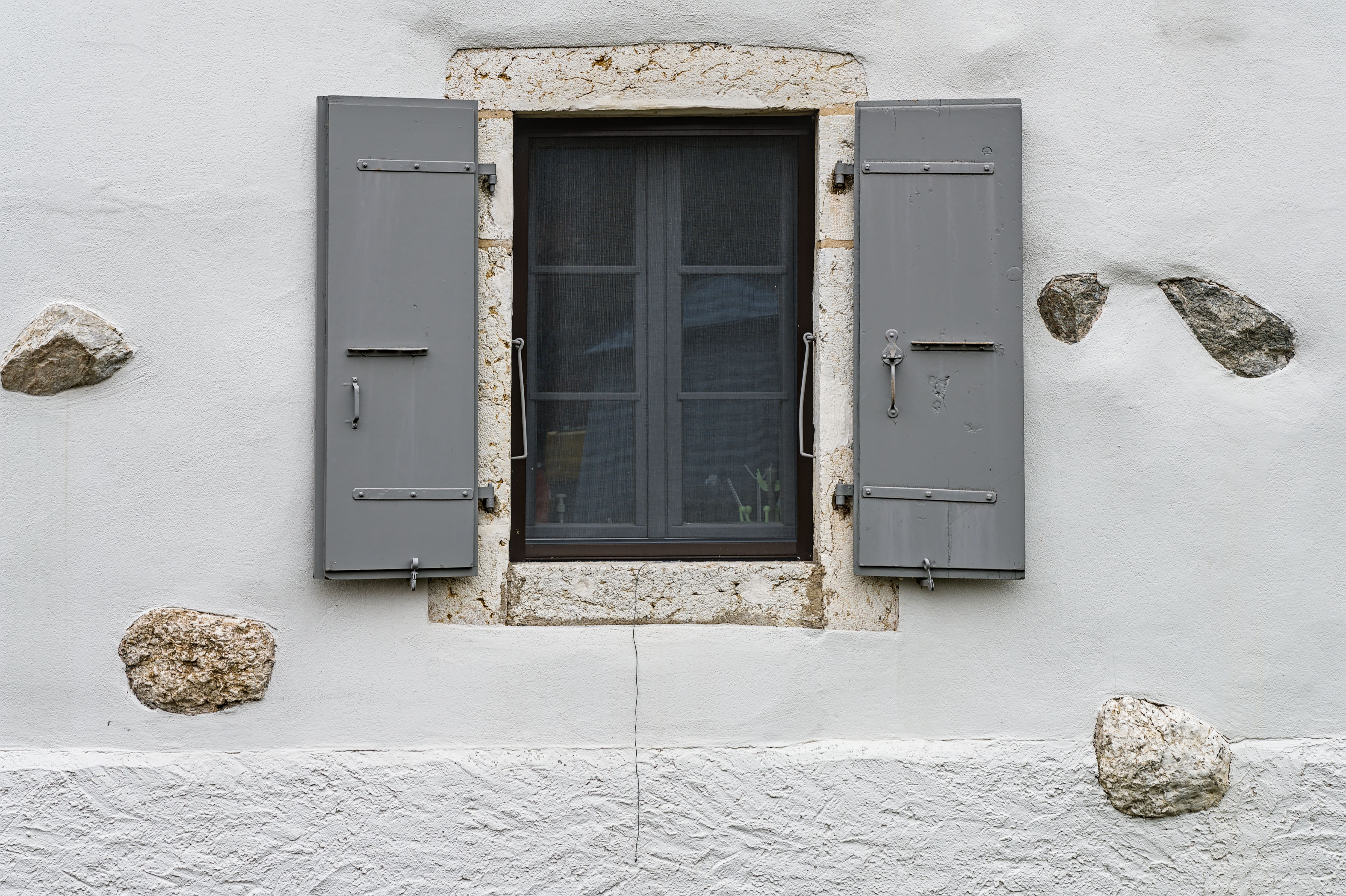 Präzise Lackierarbeit am Fensterrahmen