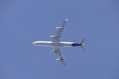 Безкоштовне стокове фото на тему «білий літак, блакитне небо, блакитний фон»