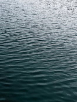 意大利皮埃蒙特奥尔塔湖的湖面宁静，涟漪平静，一片祥和