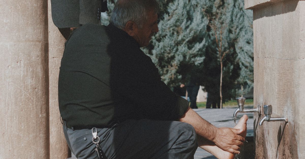 Rüyada Abdestsiz Namaz Kılmak - Rüya Tabiri ve Anlamı - Bir Adam Camiye Girmeden önce Ayaklarını Yıkar