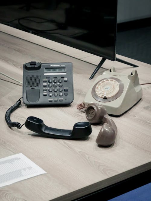 현대 전화기 옆에 있는 회전식 다이얼 전화기. 현대 전화기 옆에 오래된 전화기