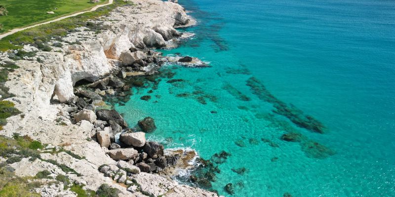 La costa rocosa y el mar turquesa de Ayia Napa