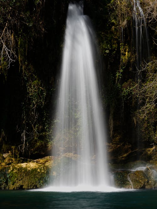 Бесплатное стоковое фото с вертикальный выстрел, вода, водопад