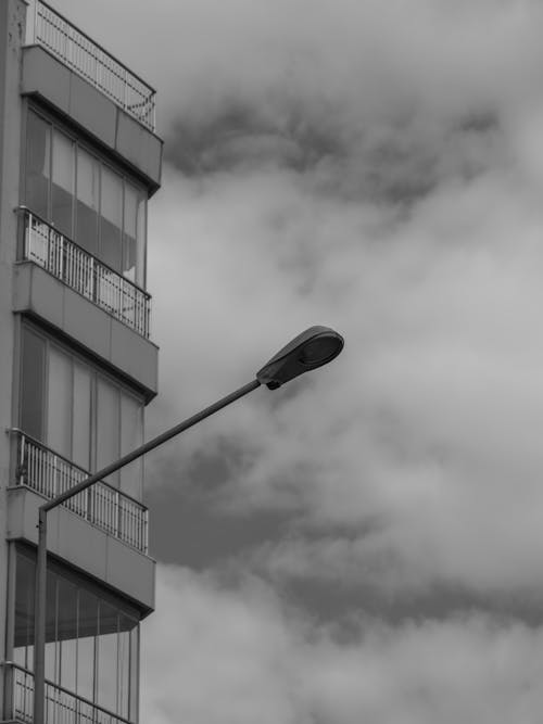 Kostenloses Stock Foto zu schwarz und weiß, städtisch, straßenlampe