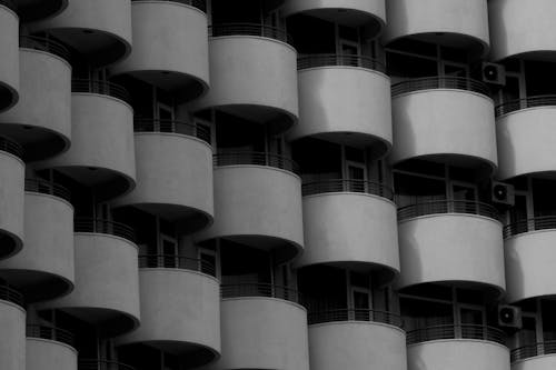 Foto d'estoc gratuïta de balcons, barris residencials, blanc i negre