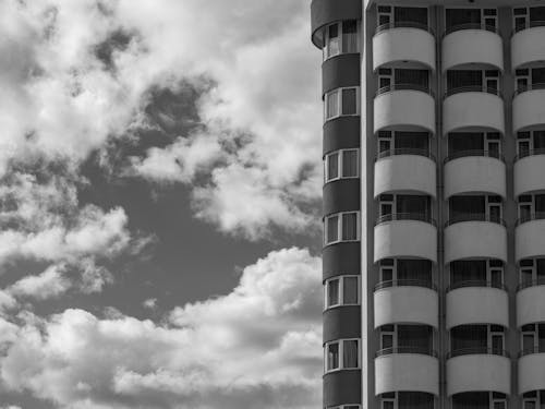 Kostenloses Stock Foto zu apartments, balkone, schwarz und weiß