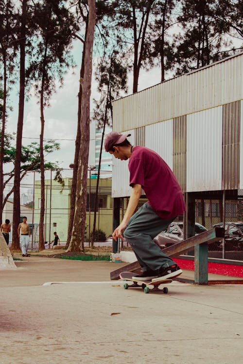 Free Young man skateboarding on a ramp in an urban outdoor park, emphasizing street culture. Stock Photo