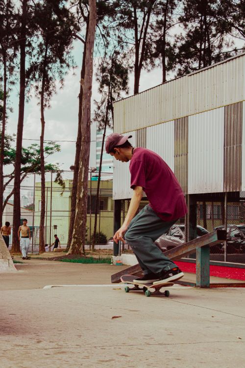 Free Young man skateboarding on a ramp in an urban outdoor park, emphasizing street culture. Stock Photo