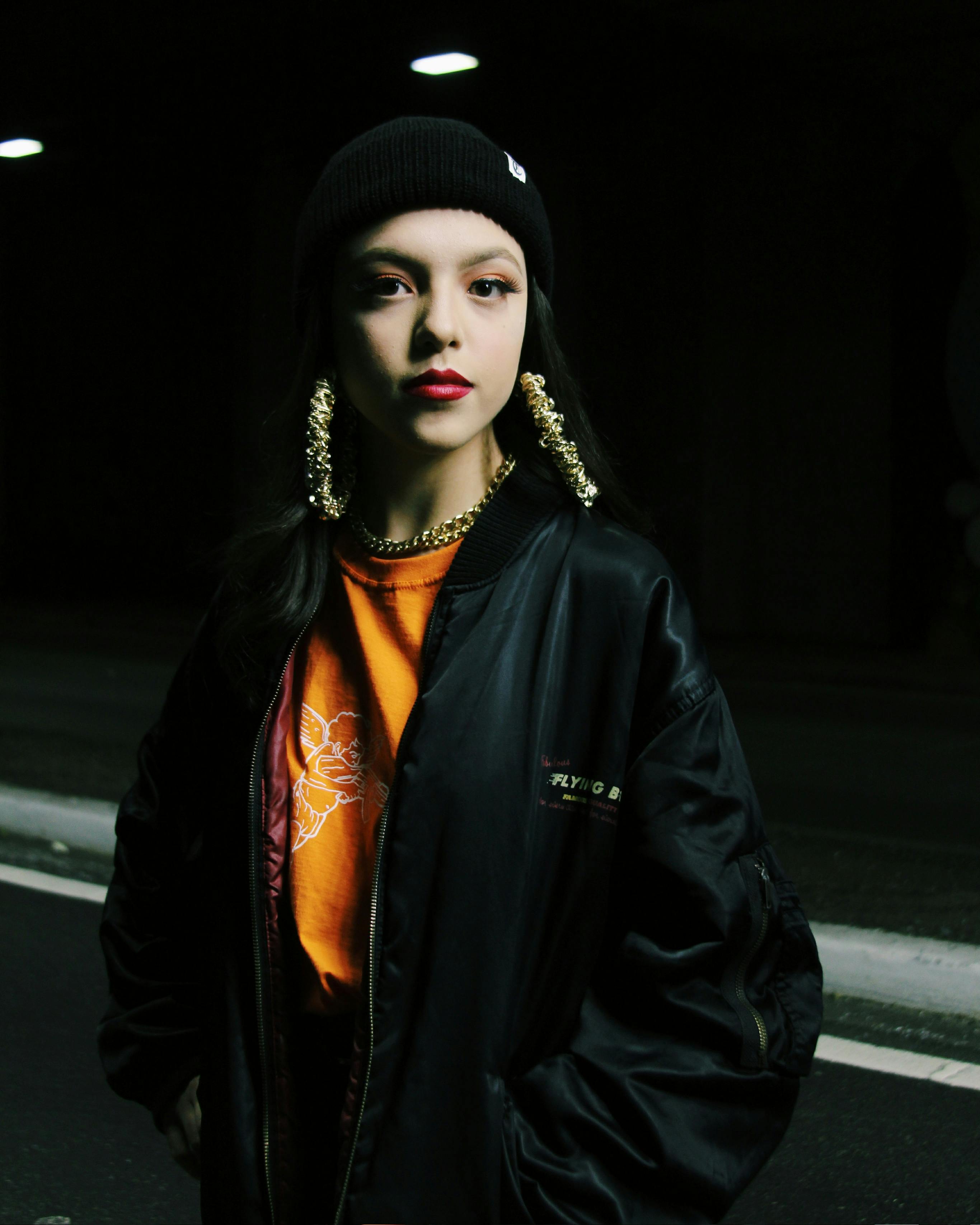 gratis Vrouw Die Zwarte Jas Draagt Stockfoto