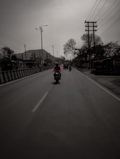 Gratis arkivbilde med hovedvei, motorsykkel, svart og hvit