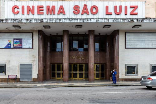 A building with a sign that says cinema sao luz