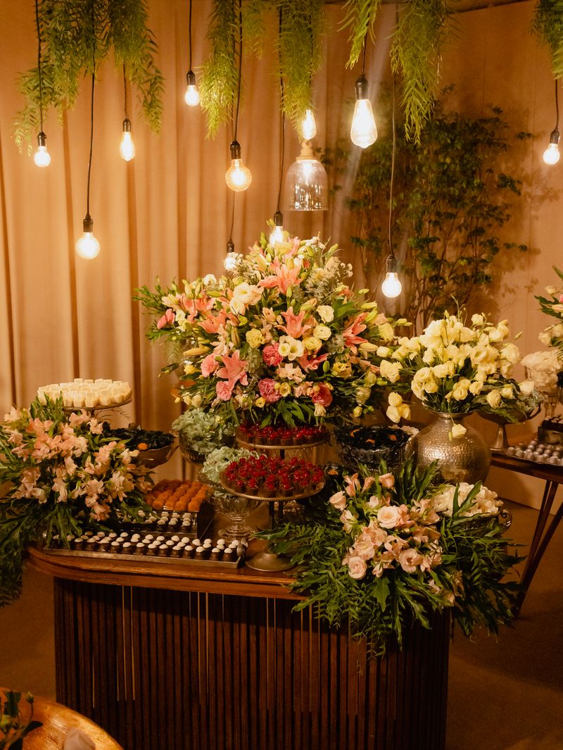 Festlich dekorierte Tafel mit Blumenarrangements und Lichterketten