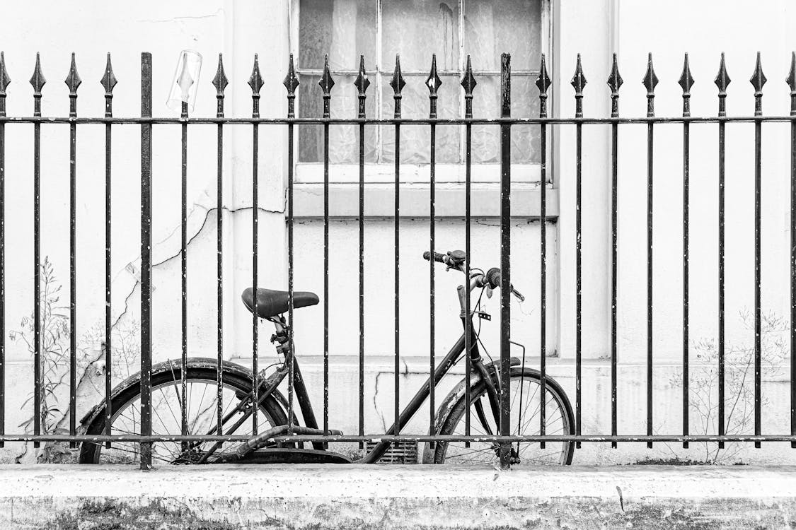 Immagine gratuita di barriera, bianco e nero, bicicletta