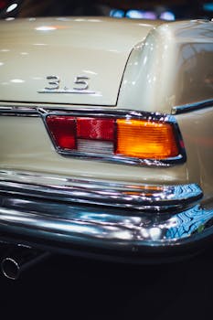 经典汽车尾灯的镀铬细节镜头，展现出复古优雅的风格