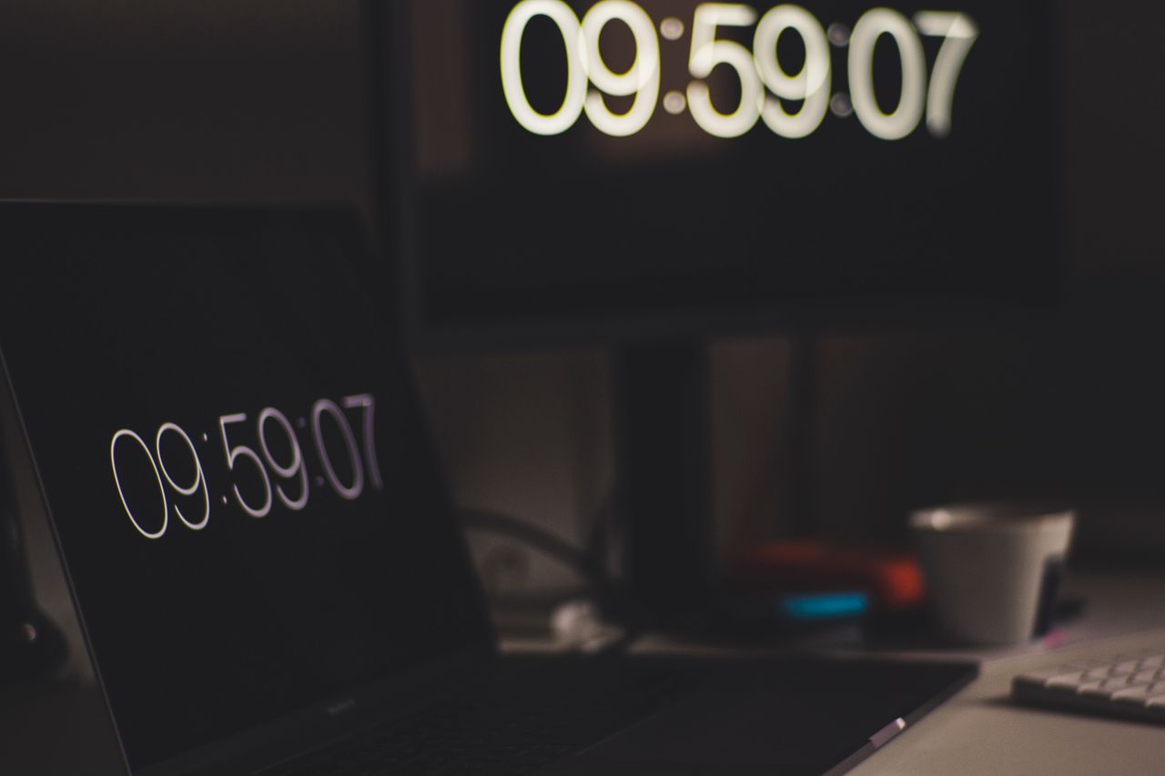 two digital screens showing 09 59 07 emphasizing time tracking with te