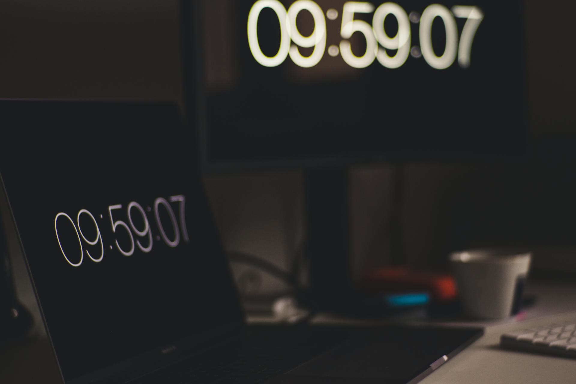 Two digital screens showing 09:59:07, emphasizing time tracking with technology.