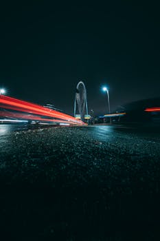 一张达拉斯桥的夜间长曝光照片，呈现出灯光条纹的戏剧效果