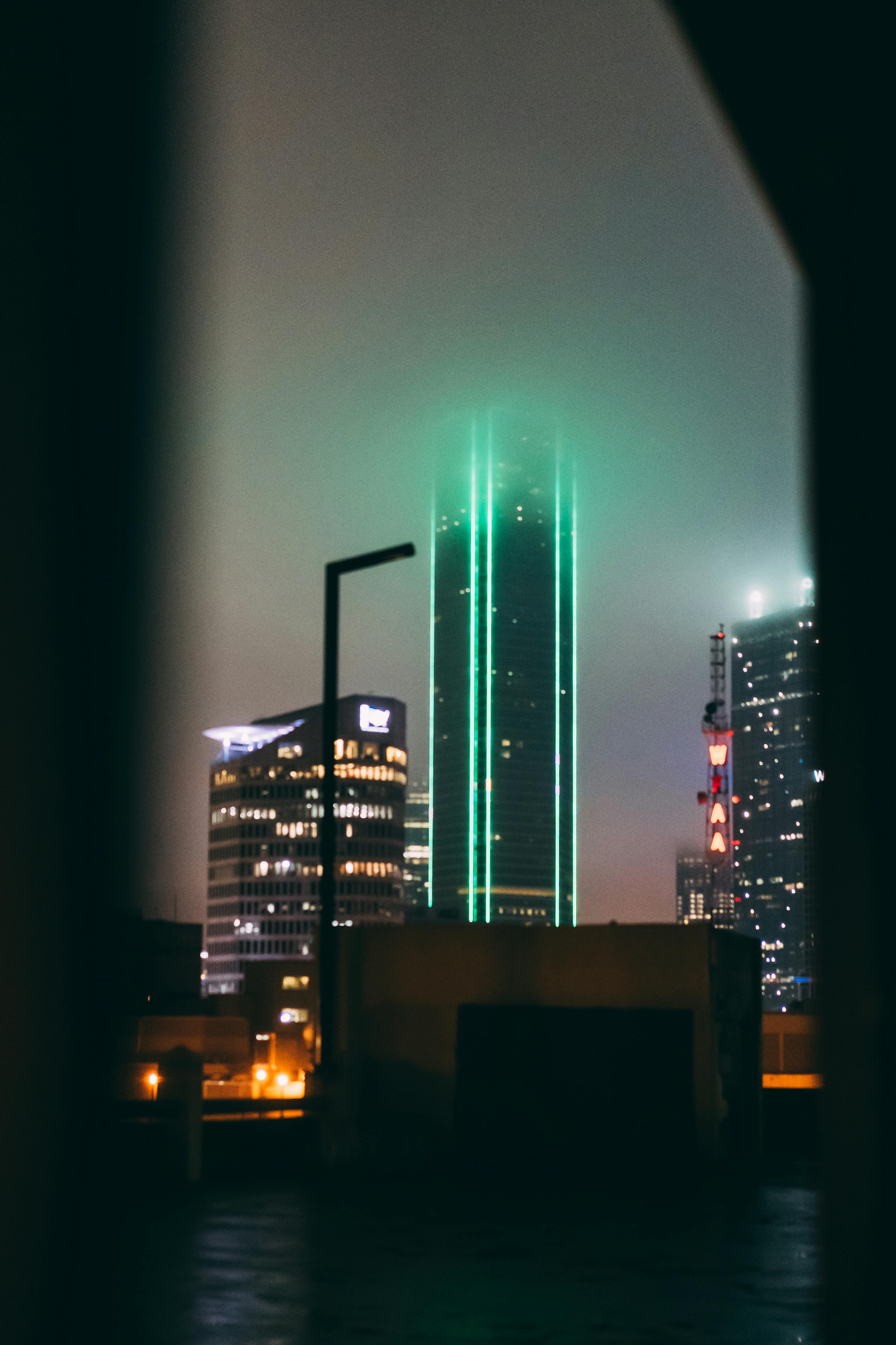 一张达拉斯摩天大楼在雾中笼罩的忧郁夜间照片