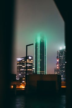 一张达拉斯摩天大楼在雾中笼罩的忧郁夜间照片