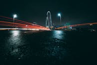 达拉斯大桥的长曝光照片极具戏剧性，车灯在夜空下划出轨迹