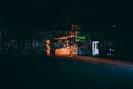 达拉斯废弃仓库的内部，黑暗的城市空间中充满了充满活力的涂鸦和戏剧性的灯光