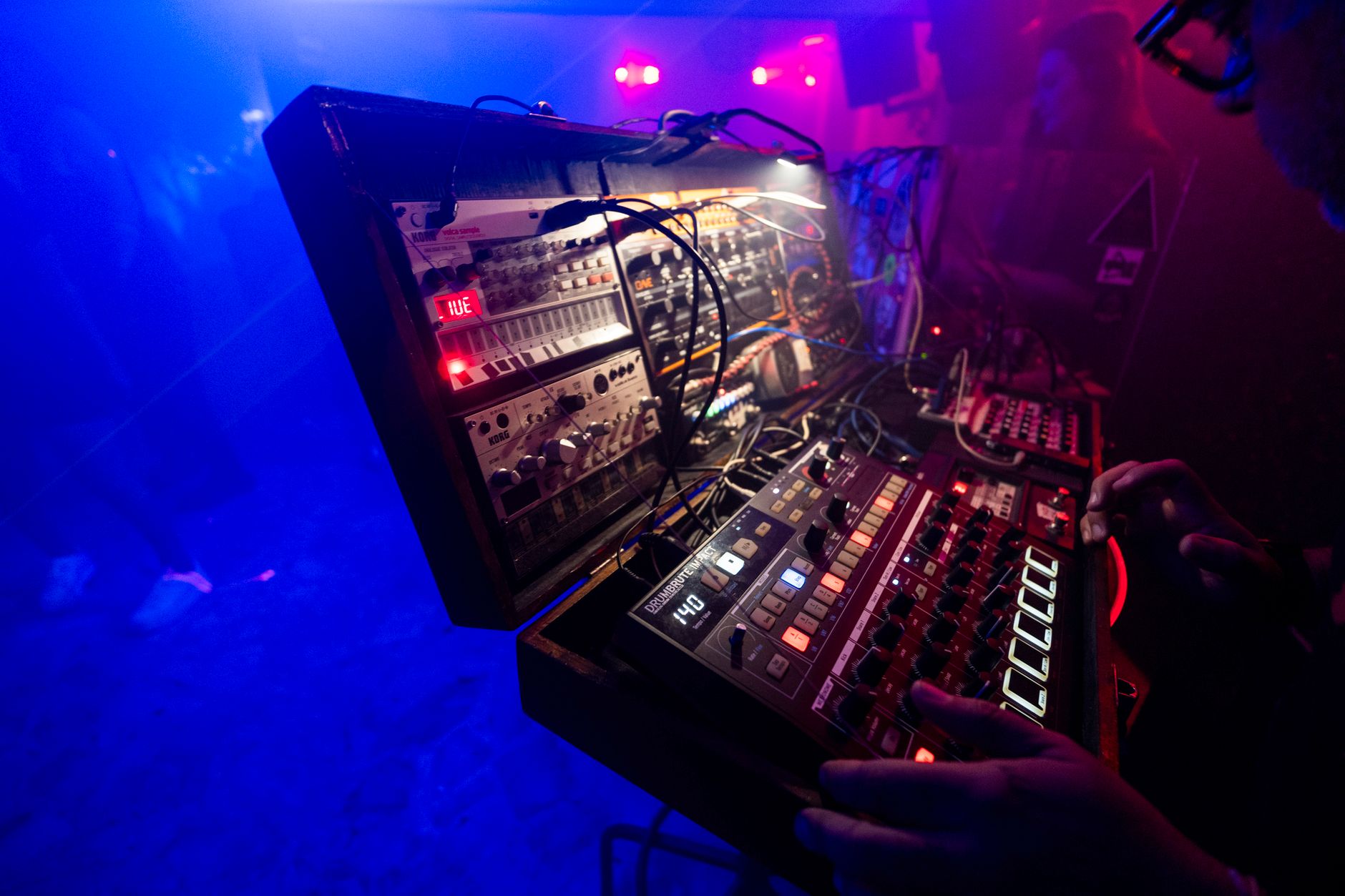 Elektronik müzik konserinde ışıklandırılmış sahne