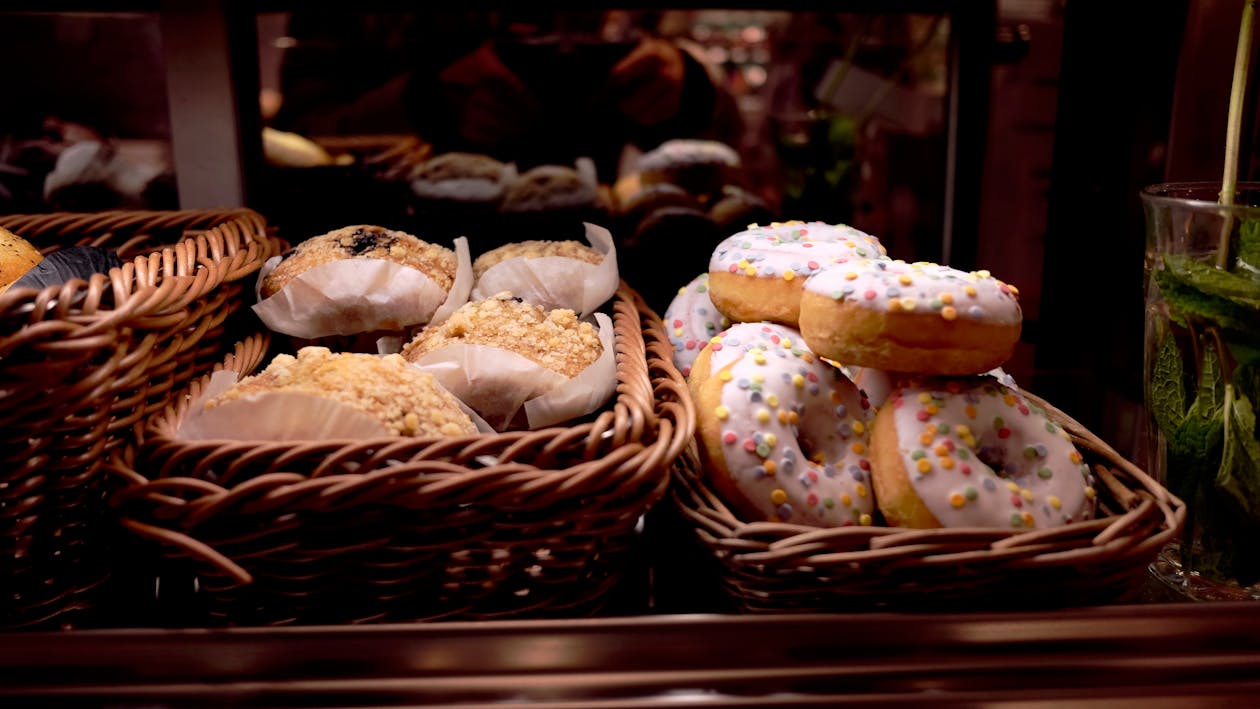 Ücretsiz Fıstıklı Kekin Yanında Beyaz Tepeli Donut Stok Fotoğraflar