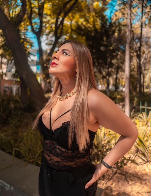 Free Portrait of a stylish woman in a Mexico City park with vibrant daylight. Stock Photo