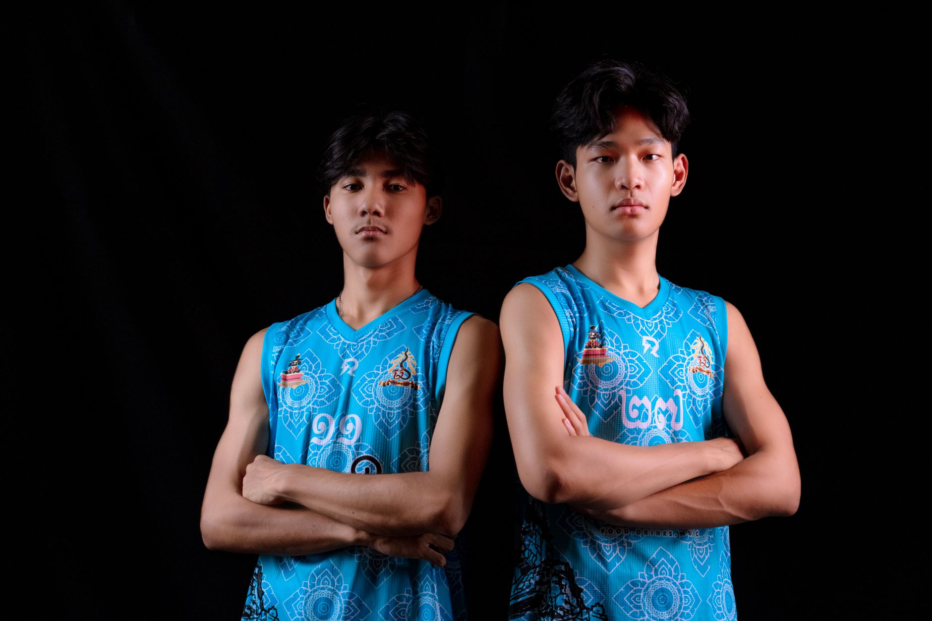 โต๊ะวิเคราะห์งบประมาณเกมคาสิโนมีกราฟรายรับรายจ่าย นาฬิกาจับเวลา และบัตรสมาชิกวางข้างกัน
