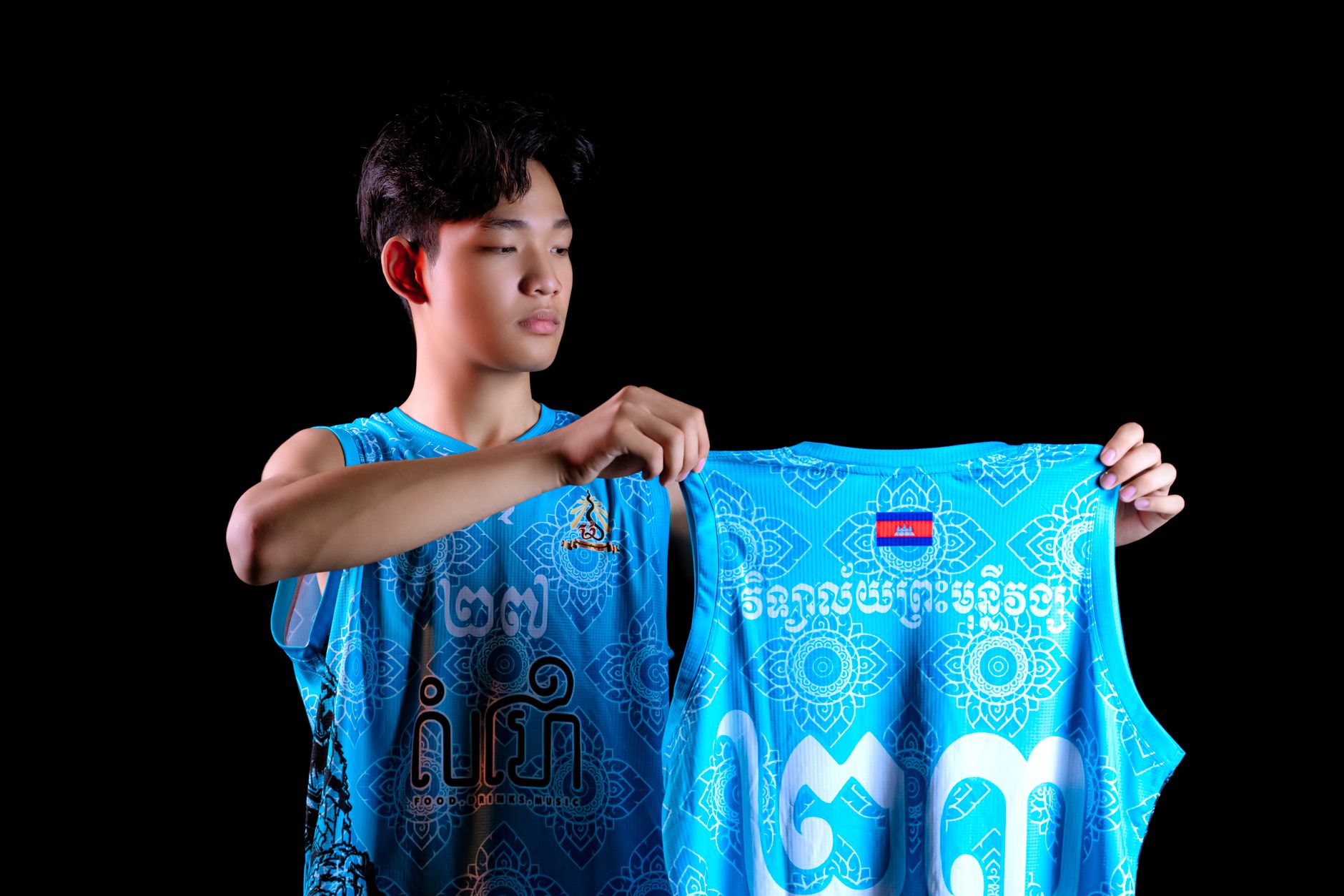 ក្រុមកីឡាករបាល់ទាត់ធ្វើលំហាត់រត់ស្ទុះ និងការពារជាក្រុមលើទីលានពេលរសៀល
