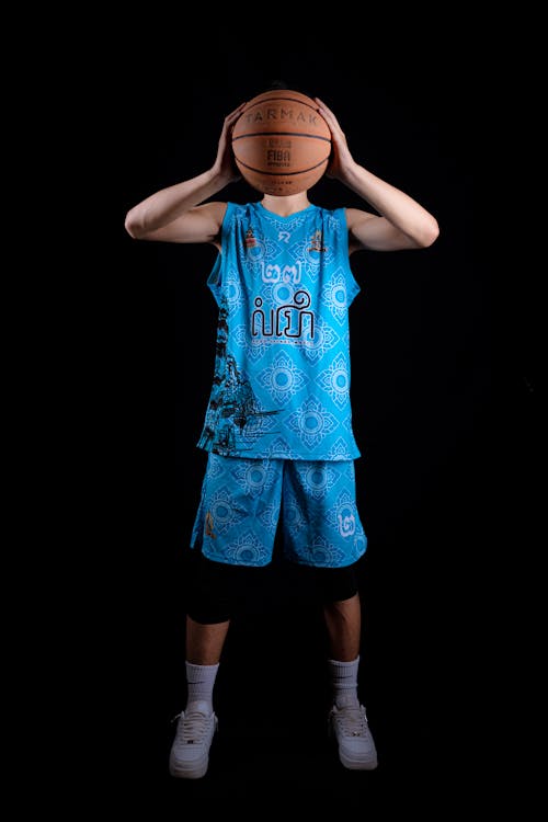 Základová fotografie zdarma na téma basketbal, černé pozadí, chlapec