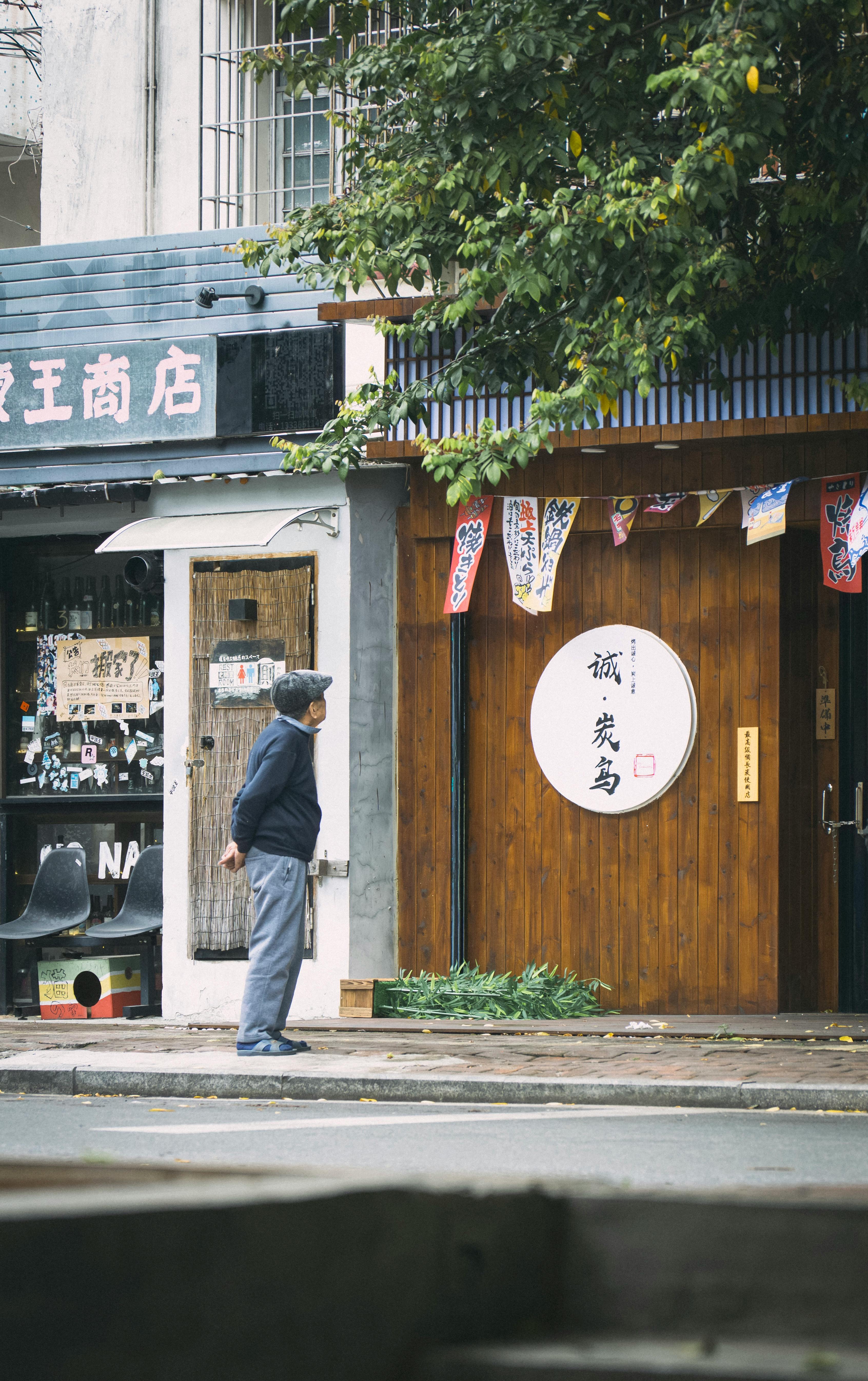 Memasuki Restoran Lokal: Observasi dan Adaptasi