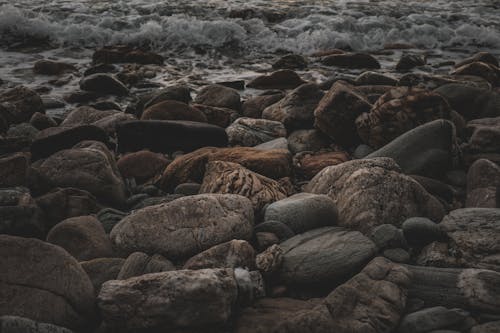 akşam, aşınmış kaya, deniz içeren Ücretsiz stok fotoğraf