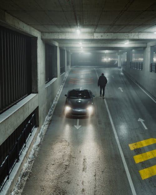 Darmowe zdjęcie z galerii z chodzenie, mężczyzna, parking podziemny