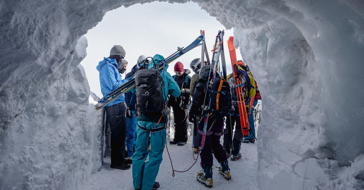 Skieurs sur une piste enneigée au Grand-Bornand, en Haute-Savoie