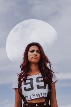 一位女子的梦幻肖像，蓝天上她身后月亮若隐若现