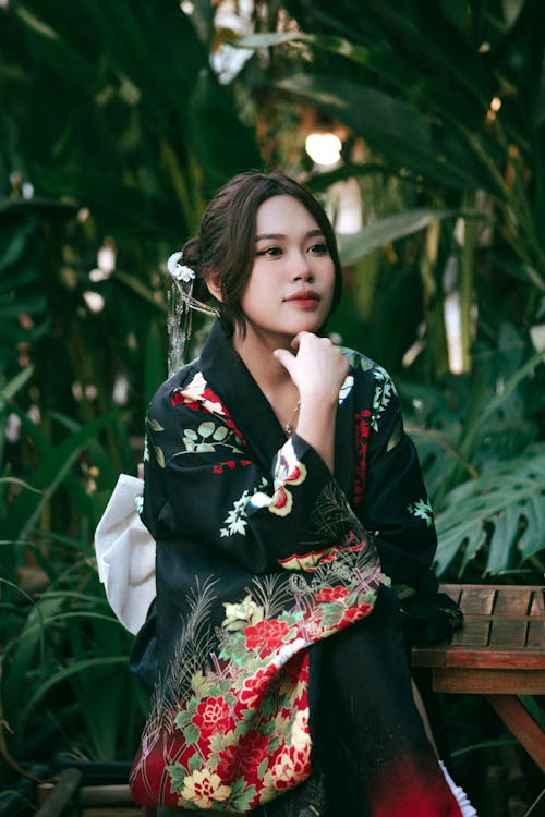 Kostnadsfri bild av asiatisk kvinna, elegans, hand på hakan